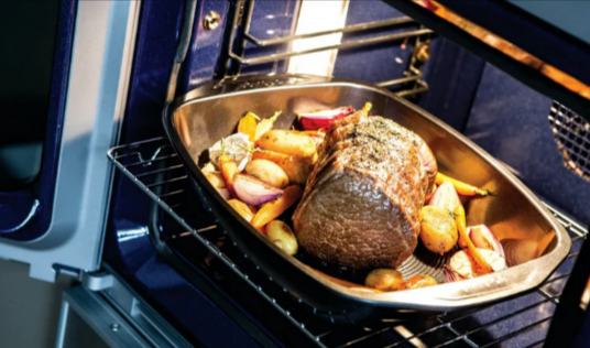 The CIRCULON Ultimum Non-Stick Roasting Tin with a roasted chicken and vegetables.