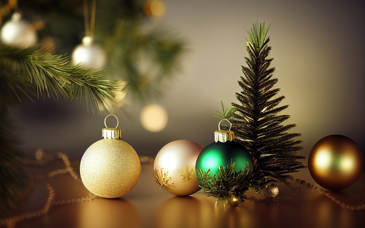 bolas y árbol de navidad disponibles con unos descuentos de navidad en Love Coupons