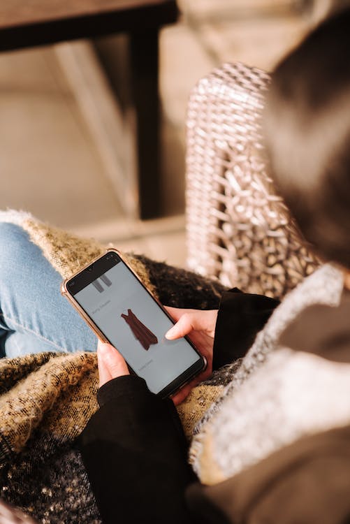 Ragazza che acquista online usando un codice promo Alibaba per risparmiare sui vestiti