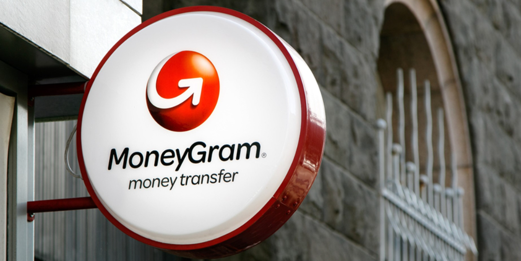señal de Moneygram colgada de una fechada