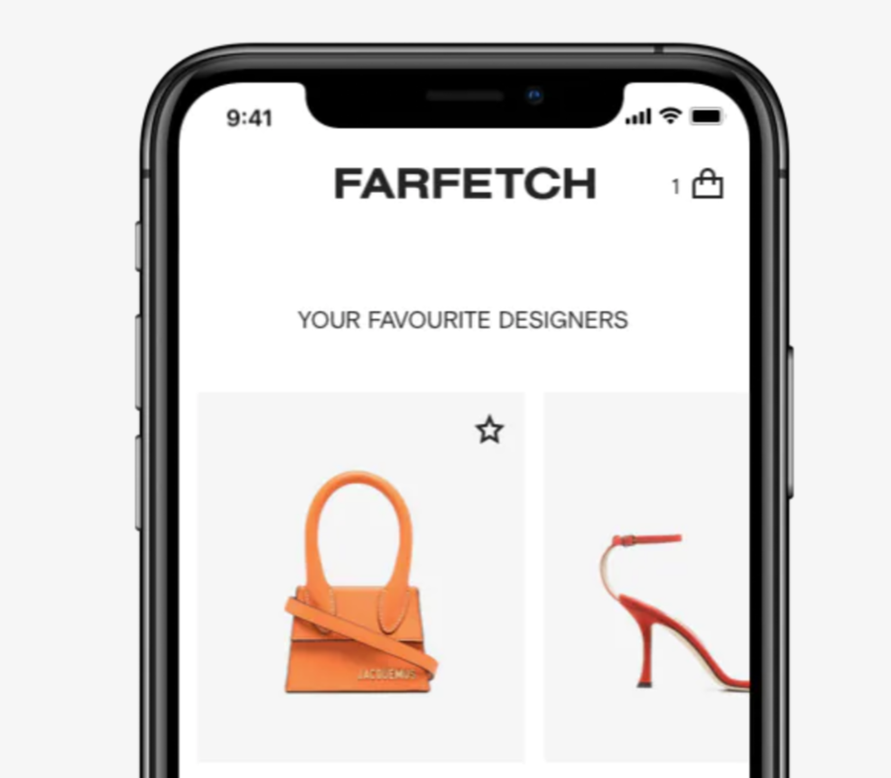 Der obere Teil eines Smartphones, welcher gerade die Farfetch App bedient