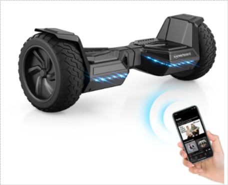 Ein schwarzes Hoverboard mit einer Hand, die sie mit einer Fernbedienung steuert