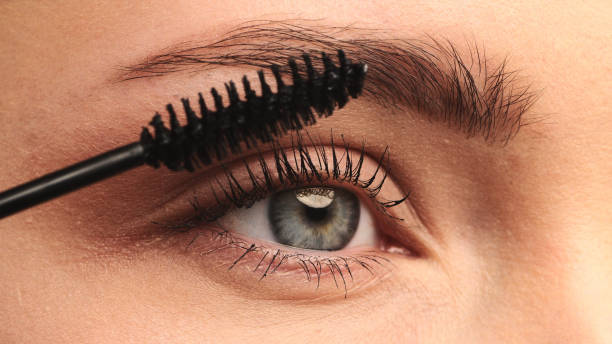 l'oeil d'une femme sur lequel on a appliqué l'un des mascara commercialisé chez notino avec un code de réduction notino