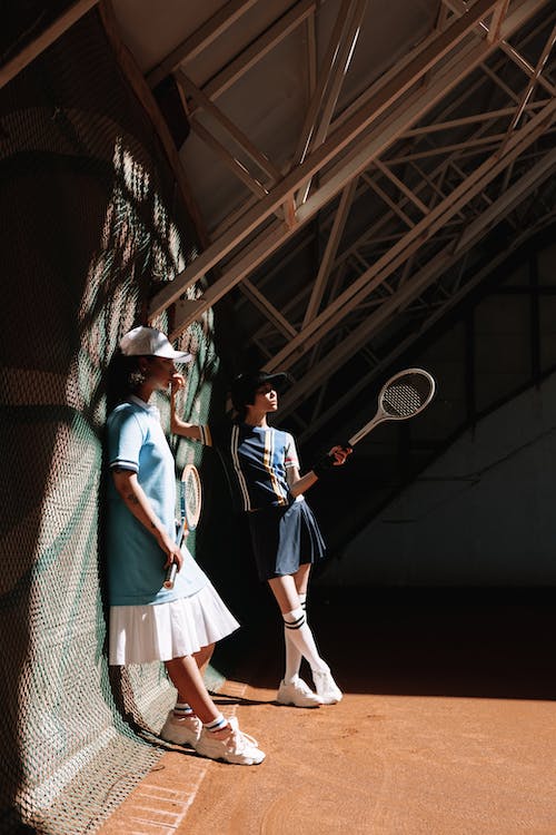 ragazze che giocano a tennis con le comode scarpe da tennis Mizuno a prezzi convenienti con i promo code Mizuno