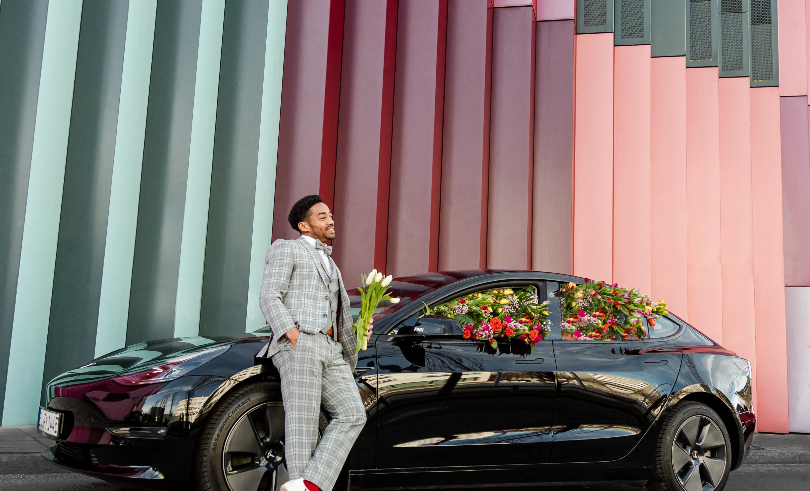 man standing by his car after using a FINN auto discount