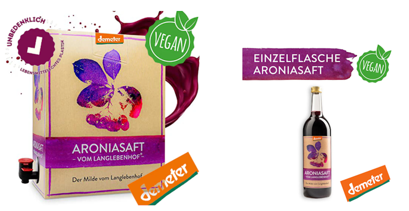 Eine große Packung mit Aroniasaft neben einer kleinen Flasche mit Aroniasaft mit Siegeln und Hinweisen