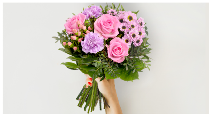 Ein Blumenstrauß in einer menschlichen Hand