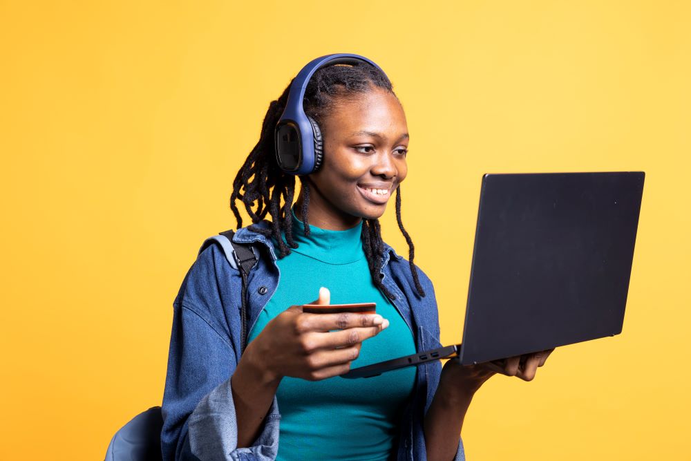 client-shopping-laptop-isolated-studio-background