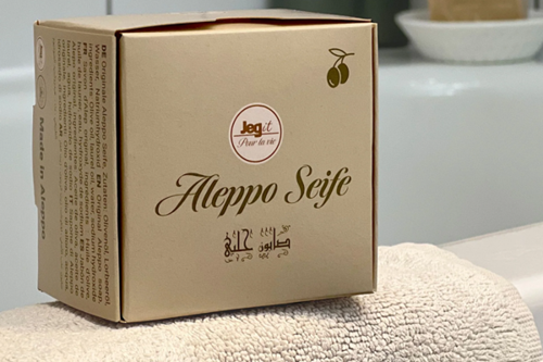 Ein kleines Päckchen mit einer Aufschrift in Bezug auf Aleppo-Seife von Jegit - Pour La Vie