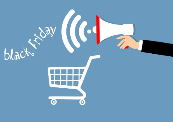 fondo azúl con un carrito de compra y megáfono sobre una mano para alertar ofertas de black friday