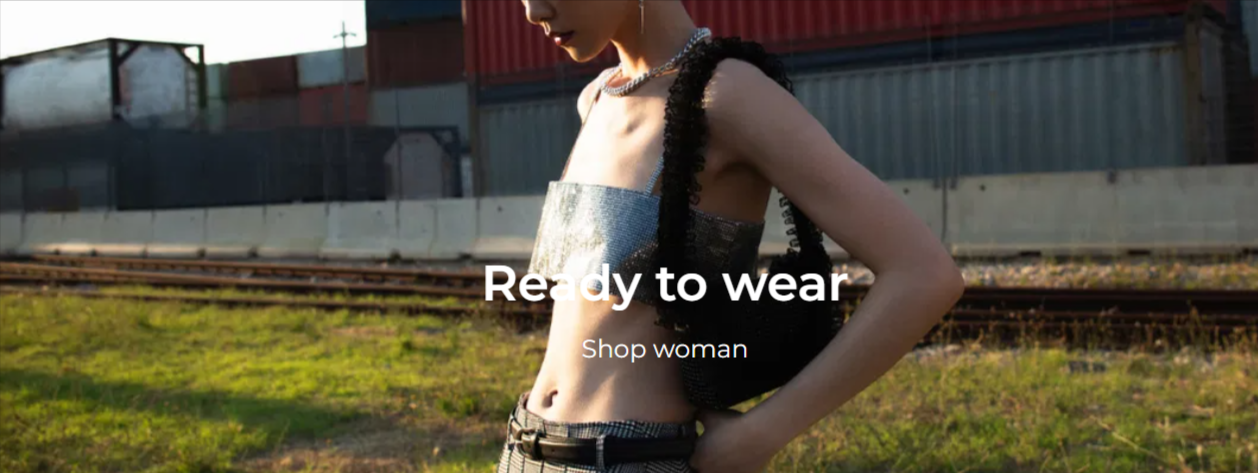 donna che veste abbigliamento Deliberti da poter comprare a basso prezzo con un codice sconto Deliberti
