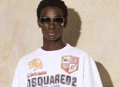 ragazzo che indossa una t-shirt comprata online con un codice sconto DSquared2