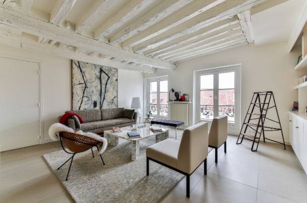 salón de estilo moderno decorado con colores cremosos y madera con una amplia variedad de colores