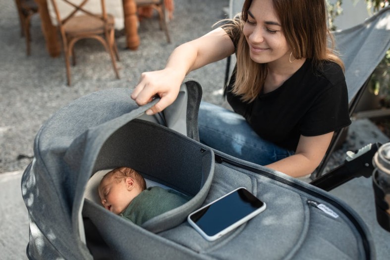 mamma che vede il suo bambino nel passeggino acquistato con un codice promo Bugaboo