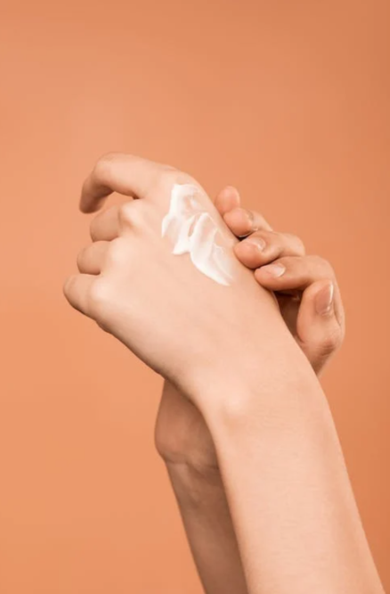 donna che applica una crema comprata grazie al promo code Oslo Skin Lab