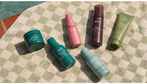 Mehrere Pflege- und Beauty-Produkte von Aveda auf karierter Oberfläche