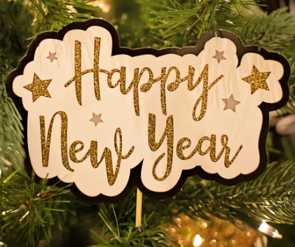 Albero con dedica del nuovo anno dove poter fare affari con i codici sconto Capodanno