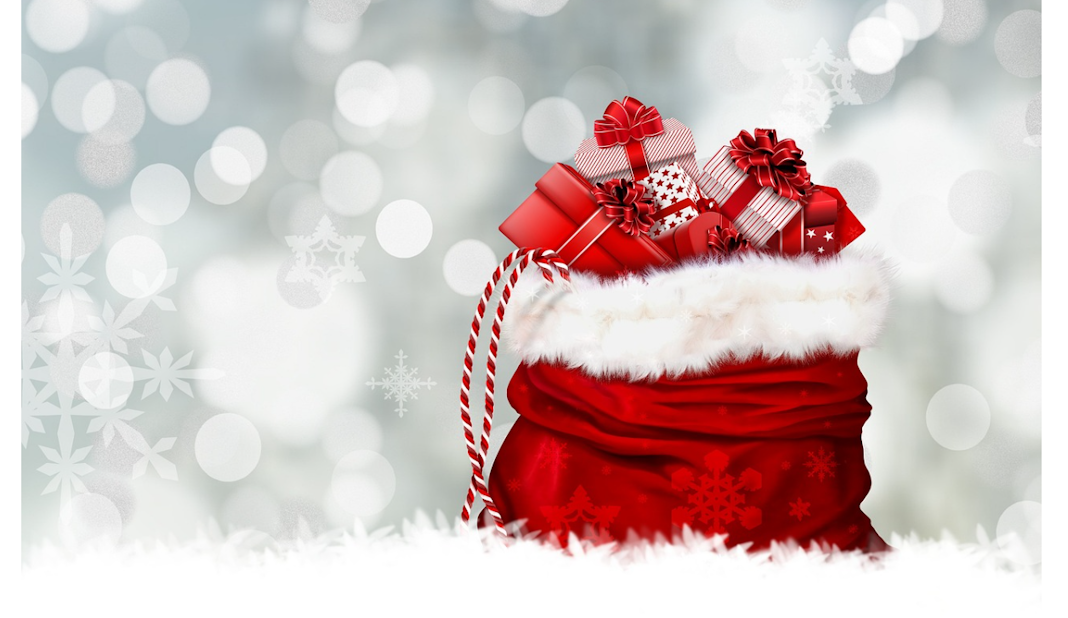 Ein kleiner roter Beutel mit Weihnachtsgeschenken, die mit dem Weihnachten Gutscheincode gekauft wurden