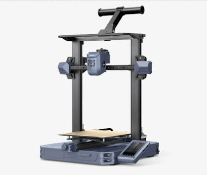 Der CR-10 3-Drucker von Creality ohne geschlossenes Gehäuse vor einem leeren Hintergrund