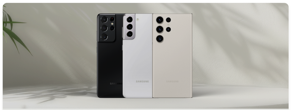 Drei Smartphones von Samsung in jeweils verschiedenen Farben