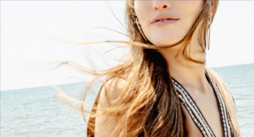 donna mentre é al mare che indossa un vestito Dixie comprato con un codice sconto