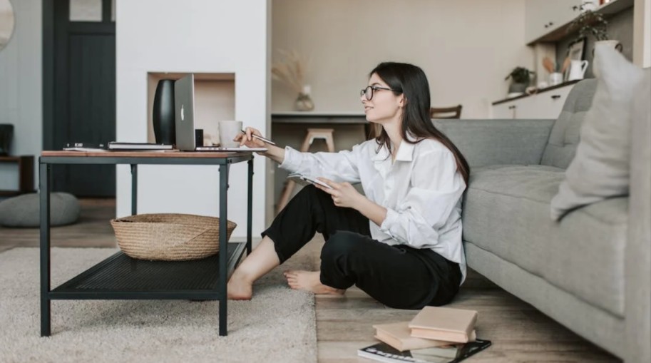studentessa che cerca sul proprio laptop un codice sconto Alibaba per acquistare oggetti a basso prezzo