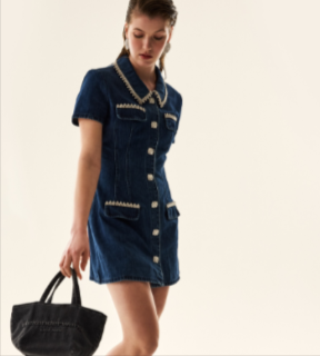 donna con una borsa comprata dal sito ufficiale Divo Boutique con un codice sconto Divo Boutique
