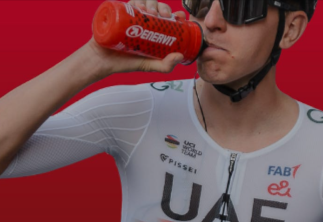 ciclista che assume drink Enervit comprato con un codice sconto Enervit