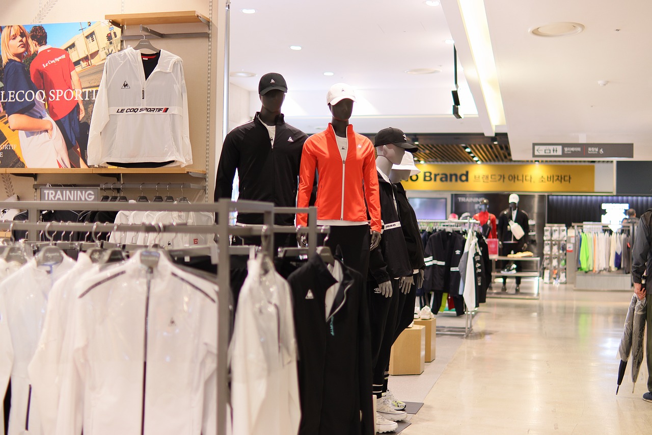 tienda de ropa deportiva ofreciendo descuentos de moda a menor precio con las ofertas de moda de temporada