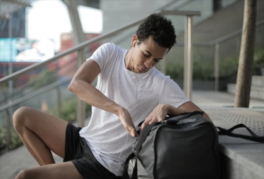 studente di un college mentre finisce un allenamento e cerca un codice promo Mizuno da utilizzare per risparmiare