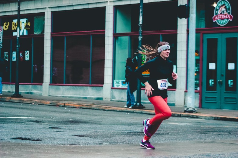 donna che corre con abbigliamento sportivo EKOI in offerta grazie ai vari codici promo EKOI