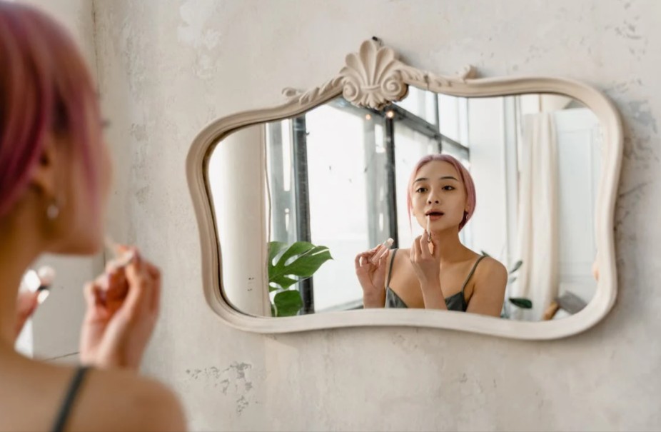 donna asiatica mentre si trucca grazie ad uno dei makeup acquistati a basso prezzo con un codice sconto Stylevana sul sito ufficiale Stylevana