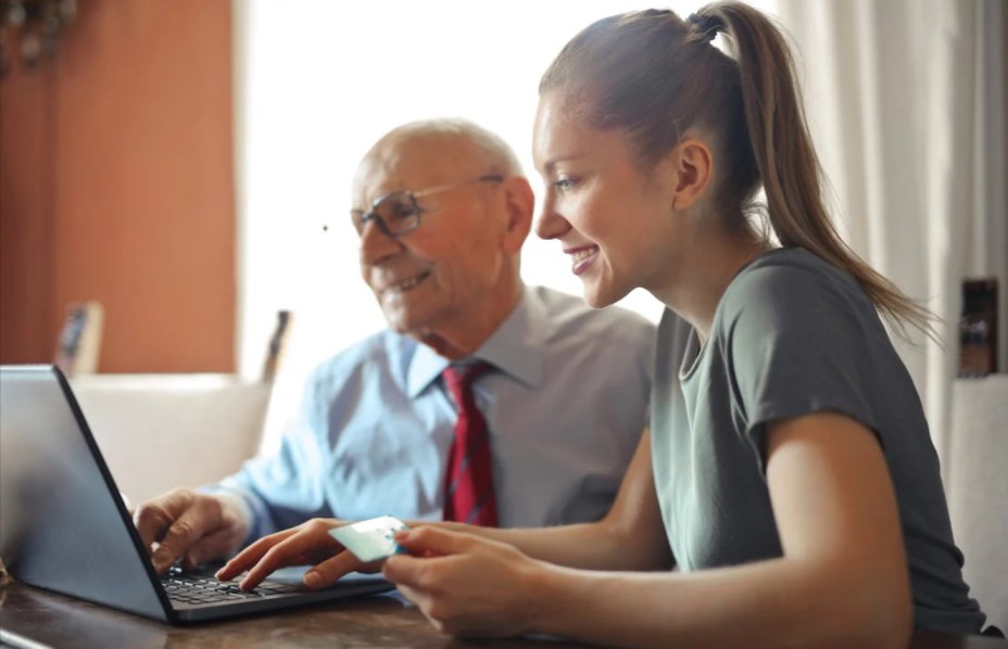 padre e figlia che usano la piattaforma MoneyGram per il trasferimento di denaro grazie ai vari voucher MoneyGram