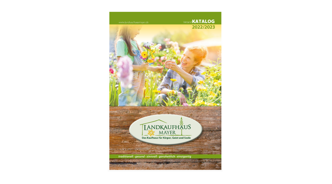 Das grünliche Cover des Landkaufhaus Mayer Katalogs auf weißen Grund