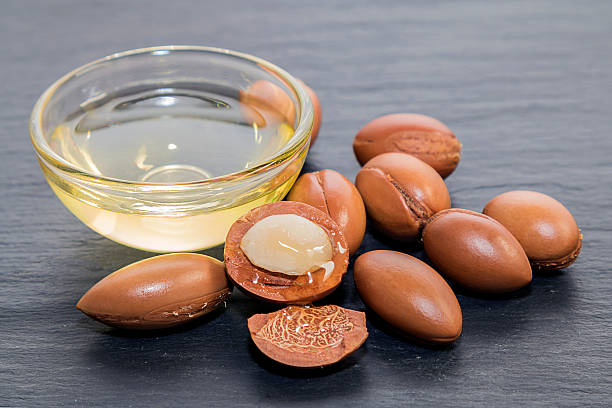 de l'huile d'argan et de l'acide hyaluronique, essences naturelles qui faorisent la régénération des celules dermiques