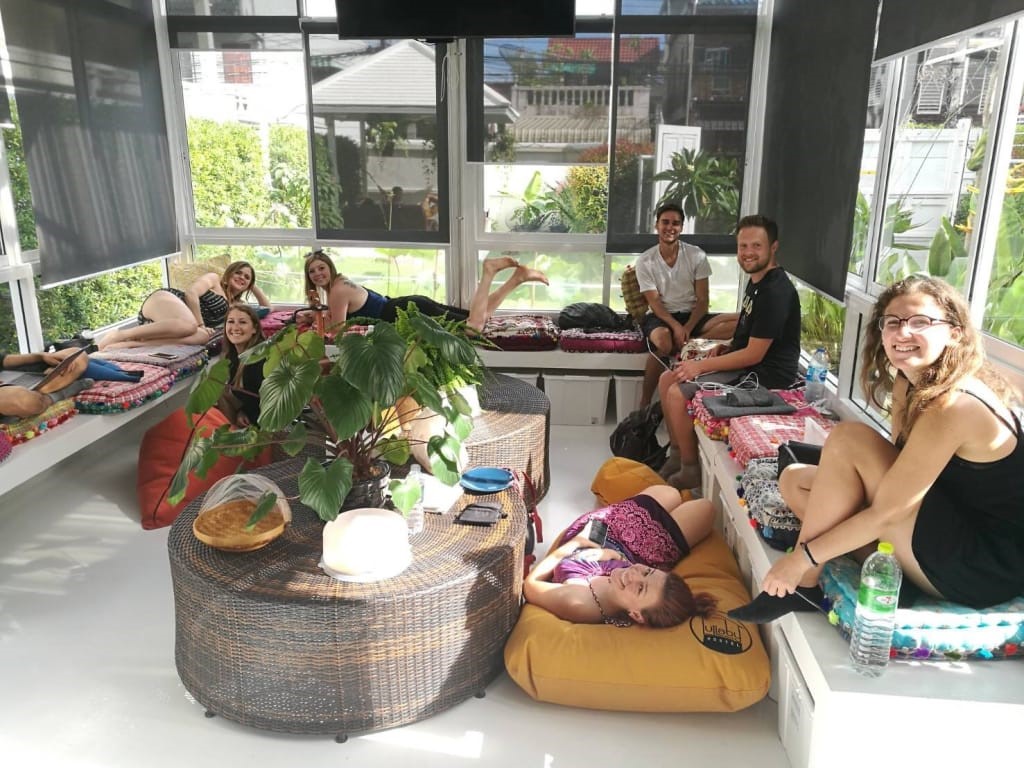 Üniversiteli gençler yaz tatili için geldikleri hostel içinde iyi vakit geçiriyorlar