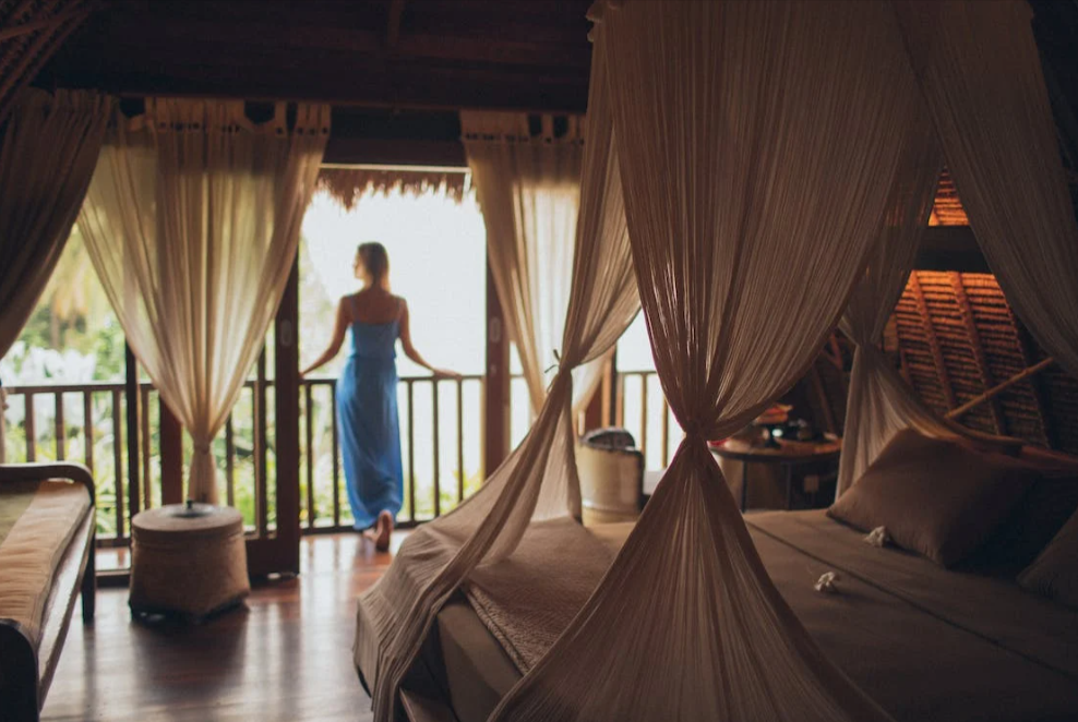 donna in una camera d'albergo prenotata con un codice sconto Insotel Hotel Group