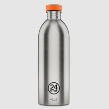 Eine Urban Bottle von 24Bottles im schlichten Edelstahl-Look mit orangenem Deckel