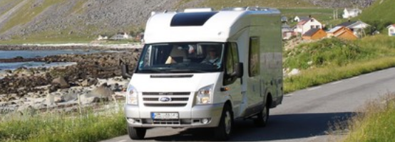 autocaravana de ejemplo de la web de camperdays blanca sobre fondo de montañas