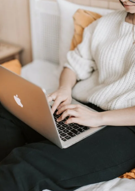 studentessa mentre si rilassa e naviga sul laptop per cercare un coupon 1Password