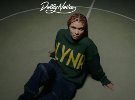 ragazza con maglia e pantaloni comprati dal sito ufficiale Dolly Noire con un codice sconto Dolly Noire