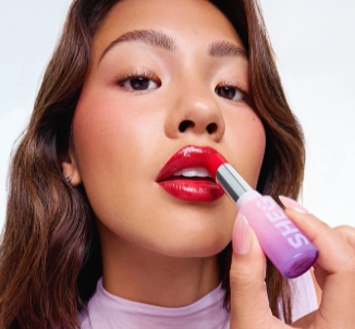 rossetto utilizzato da una ragazza, da poter acquistare online con un codice sconto SHEGLAM