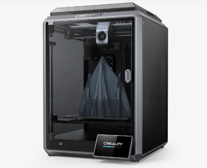 Der K1 3D-Drucker von Creality im dunklen Design vor einem leeren Hintergrund