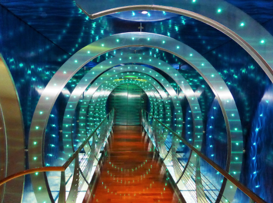 Fondo de luces LED sobre un pasillo en túnel y suelo de madera