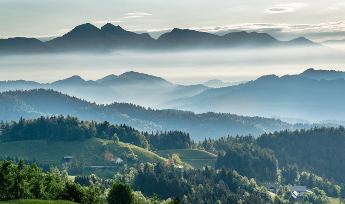 scorcio di una valle montuosa irlandese da visitare con tour comprati con un codice sconto St. Patrick's Day