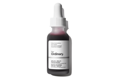 Ein dunkles Fläschen mit Peeling Solution von The Ordinary auf leerem Hintergrund