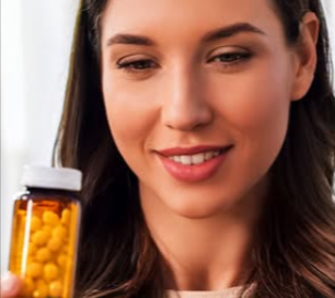 donna con integratori alimentari acquistati con un coupon subitofarma online