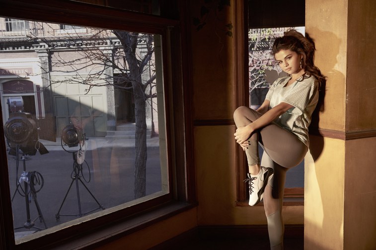 ragazza vestita in modo sportivo con outfit comprati da CRISTIANO con un codice sconto CRISTIANO
