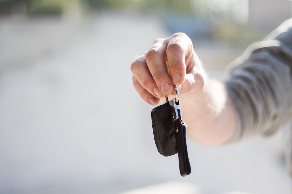 chiavi di un'auto a noleggio precisamente prenotata da Discover Cars grazie alle offerte ed ai numerosi coupon Discover Cars