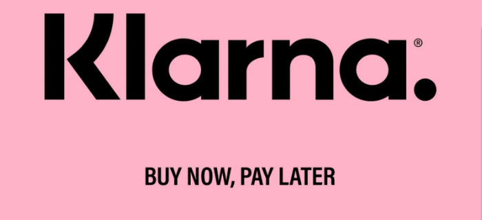 Logo negro de Klarna sobre fondo rosa y su eslogan de compre ahora y pague luego debajo en negro